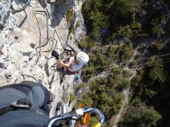 Bianca sul 1° pilastro della Via Ferrata (34495 bytes)